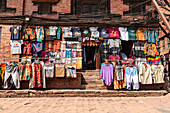 Typisches Bekleidungsgeschäft, Hanfhemden und -hosen und traditionelle Waren, Nepal, Asien