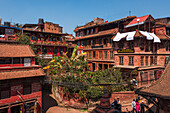 Blick auf traditionelle Backsteinhäuser rund um den Durbar Square, den Hauptplatz in der historischen Stadt Bhaktapur, Kathmandu-Tal, Nepal, Asien