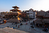 Blick auf den wunderschönen historischen Kern von Kathmandu mit dem hölzernen Pagodendach des Trailokya Mohan Narayan-Tempels, Durbar Square, UNESCO-Weltkulturerbe, Kathmandu, Nepal, Asien