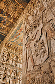 Reliefs, Inneres Tor zwischen erstem und zweitem Pylon, Medinet Habu, Totentempel von Ramses III, 1187-56 v. Chr., Antikes Theben, UNESCO-Welterbe, Luxor, Ägypten, Nordafrika, Afrika