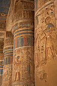 Säulenreliefs, Westlicher Portikus, Zweiter Hof, Medinet Habu, Totentempel von Ramses III., 1187-56 v. Chr., Antikes Theben, UNESCO-Welterbe, Luxor, Ägypten, Nordafrika, Afrika