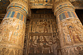 Säulenreliefs, Westlicher Portikus, Zweiter Hof, Medinet Habu, Totentempel von Ramses III., 1187-56 v. Chr., Antikes Theben, UNESCO-Welterbe, Luxor, Ägypten, Nordafrika, Afrika