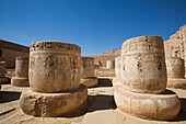 Säulenbasen, Große Hypostylhalle, Medinet Habu, Totentempel von Ramses III., 1187-56 v. Chr., Antikes Theben, UNESCO-Welterbe, Luxor, Ägypten, Nordafrika, Afrika