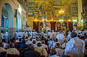 Orthodoxe Männer beten in der koptischen Kathedrale St. Mariam, Asmara, Eritrea, Afrika