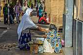 Frau kauft bei einem Straßenhändler, Asmara, Eritrea, Afrika