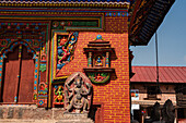 Details der farbenfrohen hinduistischen Stein- und Holzschnitzereien an den Wänden von Nepals ältestem Hindutempel, der Vishnu gewidmet ist, Changu Narayan, UNESCO-Weltkulturerbe, Changunarayan, Kathmandu-Tal, Nepal, Asien