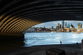 Strandgänger schlendern unter der Blackfriars Bridge am Südufer der Themse, London, England, Vereinigtes Königreich, Europa