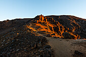 Felsige Vulkanlandschaft auf dem Tongariro Alpine Crossing, beleuchtet durch den Sonnenaufgang, Nordinsel, Neuseeland, Pazifik