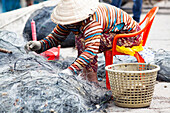 Fischernetz flicken, Nam Du Inseln, Kien Giang, Vietnam, Indochina, Südostasien, Asien