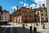 Bunte Häuser im Zentrum von Domodossola, Piemont, Italien, Europa