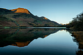 Buttermere in der Morgendämmerung, Lake-District-Nationalpark, UNESCO-Welterbe, Cumbria, England, Vereinigtes Königreich, Europa