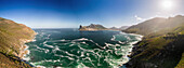 Panoramablick aus der Luft auf Hout Bay, einen Vorort von Kapstadt in einem Tal an der Atlantikküste der Kaphalbinsel, Provinz Westkap, Südafrika, Afrika