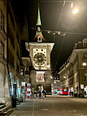 Blick auf die Ostfassade der ikonischen Zytglogge (Zeitglocke) am Ende der Kramgasse, einer der Hauptstraßen in der Altstadt von Bern, dem mittelalterlichen Stadtzentrum von Bern, Schweiz, Europa