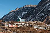 Türkisfarbene Lodge vor den Gebirgsketten, Dorf Lang Tang, ein hochgelegenes Dorf auf dem Lang Tang Valley Trek, Himalaya, Nepal, Asien