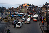 Verkehrsstau und Kreisverkehr, Ringstraßenkreuzung mit starkem Verkehr, Chabahil, Kathmandu, Nepal, Asien