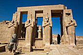 Granitkopf von Ramses II. vor den Osiris-Statuen, Ramesseum, Gedächtnistempel des Pharao Ramses II., 13. Jahrhundert v. Chr., Antikes Theben, UNESCO-Welterbe, Luxor, Ägypten, Nordafrika, Afrika