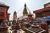 Blauer Himmel und Gebetsfahnen an der großen Swayambhu (Swayanbhunath) Stupa, UNESCO-Weltkulturerbe, Kathmandu, Nepal, Asien