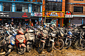 Ein Haufen staubbedeckter Motorräder vor einem Gebäude, Kathmandu, Nepal, Asien