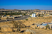 Blick über die Stadt Dekemhare an der Straße von Asmara nach Qohaito, Eritrea, Afrika