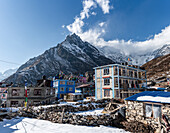 Bunte Häuser von Kyanjin Gompa mit dem Gipfel des Langtang Lirung oberhalb des Dorfes, Lang Tang Valley Trek, Himalaya, Nepal, Asien