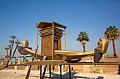 Pharaonenboot, Allee der Sphinxen, UNESCO-Welterbe, Luxor, Ägypten, Nordafrika, Afrika