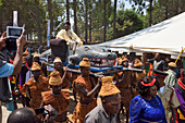 Paramount Chief Chitimukulu bei der Ankunft zum Beginn der Ukusefya Pa Ng'wena-Zeremonie, Kasama, Sambia, Afrika