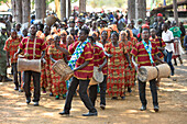 Menschen bei der Ankunft zur Ukusefya Pa Ng'wena-Zeremonie, Kasama, Sambia, Afrika