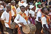 Menschen bei der Ankunft zur Ukusefya Pa Ng'wena-Zeremonie, Kasama, Sambia, Afrika