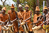 Traditionelle Kleidung der Trommler aus Wurzeln, Ukusefya pa Ng'wena, eine traditionelle Zeremonie des Bemba-Volkes von Paramount Chief Chitimukulu von Kasama, die von ihrer Reise von Angola nach Sambia berichtet, die jährlich im August stattfindet, Kasama, Sambia, Afrika