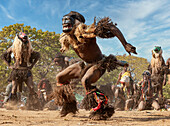 Maskentänzer, Die traditionelle Kulamba-Zeremonie des Chewa-Volkes aus Sambia, Mosambik und Malawi, die jährlich am letzten Samstag im August zu Ehren ihres Häuptlings Kalonga Gaia Uni in der Nähe von Katete, Ostprovinz, Sambia, Afrika, stattfindet