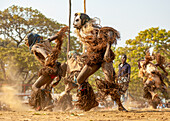 Maskentänzer, Die traditionelle Kulamba-Zeremonie des Chewa-Volkes aus Sambia, Mosambik und Malawi, die jährlich am letzten Samstag im August zu Ehren ihres Häuptlings Kalonga Gaia Uni in der Nähe von Katete, Ostprovinz, Sambia, Afrika, stattfindet