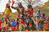 Maskentänzer, Die traditionelle Kulamba-Zeremonie des Chewa-Volkes aus Sambia, Mosambik und Malawi, die jährlich am letzten Samstag im August zu Ehren ihres Häuptlings Kalonga Gaia Uni in der Nähe von Katete, Ostprovinz, Sambia, Afrika, stattfindet