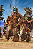 Maskentänzer, Die traditionelle Kulamba-Zeremonie des Chewa-Volkes aus Sambia, Mosambik und Malawi, die jährlich am letzten Samstag im August zu Ehren ihres Häuptlings Kalonga Gaia Uni in der Nähe von Katete, Ostprovinz, Sambia, Afrika, stattfindet