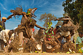 Maskentänzer, Die traditionelle Kulamba-Zeremonie des Chewa-Volkes aus Sambia, Mosambik und Malawi, die jährlich am letzten Samstag im August zu Ehren ihres Häuptlings Kalonga Gaia Uni in der Nähe von Katete, Ostprovinz, Sambia, Afrika, stattfindet