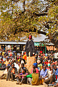 Maskierter Stelzenläufer, Die traditionelle Kulamba-Zeremonie des Chewa-Volkes aus Sambia, Mosambik und Malawi, die jährlich am letzten Samstag im August zu Ehren ihres Häuptlings Kalonga Gaia Uni in der Nähe von Katete, Ostprovinz, Sambia, Afrika, stattfindet