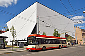 Straßenbahn vor dem MO Museum, entworfen von Studio Libeskind, MO Museum, Museum für moderne Kunst, Pylimo Straße 17, Vilnius, Litauen, Europa