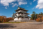 Weitwinkelansicht der Samurai-Burg im Herbst, Hirosaki, Honshu, Japan, Asien