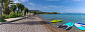 Blick auf Surfbretter am Strand von Dassia und am Ionischen Meer, Dassia, Korfu, Ionisches Meer, Griechische Inseln, Griechenland, Europa