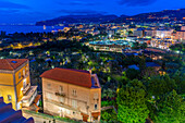 Blick auf Sorrento in der Abenddämmerung, Sorrento, Kampanien, Italien, Mittelmeer, Europa