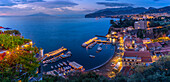 Panoramablick auf Sorrent, Vesuv und Bucht von Neapel in der Abenddämmerung, Sorrent, Kampanien, Italien, Mittelmeer, Europa