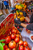 Blick auf frische Fruchtgetränke aus Granatapfel und Zitrone, hergestellt in einer engen Straße, Sorrento, Kampanien, Italien, Mittelmeer, Europa