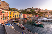 Blick auf den Hafen von Sorrento und die Bucht von Neapel bei Sonnenuntergang, Sorrento, Kampanien, Italien, Mittelmeer, Europa