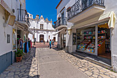 Blick auf Geschäfte und die Kirche der Heiligen Sophia, Anacapri, Insel Capri, Kampanien, Italien, Mittelmeer, Europa