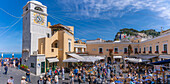 Blick auf den Uhrenturm und die Cafés auf der Piazza Umberto I (La Piazzetta), Capri-Stadt, Insel Capri, Bucht von Neapel, Kampanien, Italien, Mittelmeer, Europa