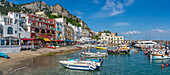 Blick auf Boote in Marina Grande und Geschäfte und Cafés am Kai, Insel Capri, Bucht von Neapel, Kampanien, Italien, Mittelmeer, Europa