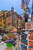 Blick auf die Kirche Sant'Angelo a Nilo, Geschäft und Architektur auf der belebten Piazzetta Nilo, Neapel, Kampanien, Italien, Europa