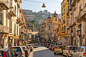 Blick auf das Castel Sant'Elmo und die Architektur in der Via Montesanto, Neapel, Kampanien, Italien, Europa