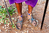 Maasai im Busch, Detail der Füße und Maasai-Sandalen, Mwatate, Lualenyi Ranch, Kenia, Ostafrika, Afrika