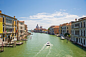 Blick auf den Canal Grande von der Ponte de l'Accademia mit Blick auf die Basilica de Santa Maria della Salute und die Lagune, Venedig, UNESCO-Weltkulturerbe, Venetien, Italien, Europa