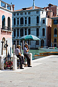 Zwei Gondoliere warten auf Kunden am Canale Grande, Venedig, UNESCO-Weltkulturerbe, Venetien, Italien, Europa